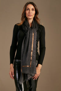Woman wearing a black righino copper cashmere shawl - Oro Black